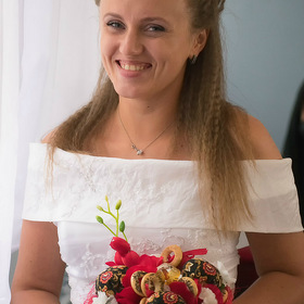 Оксана с букетом невесты собственного дизайна.